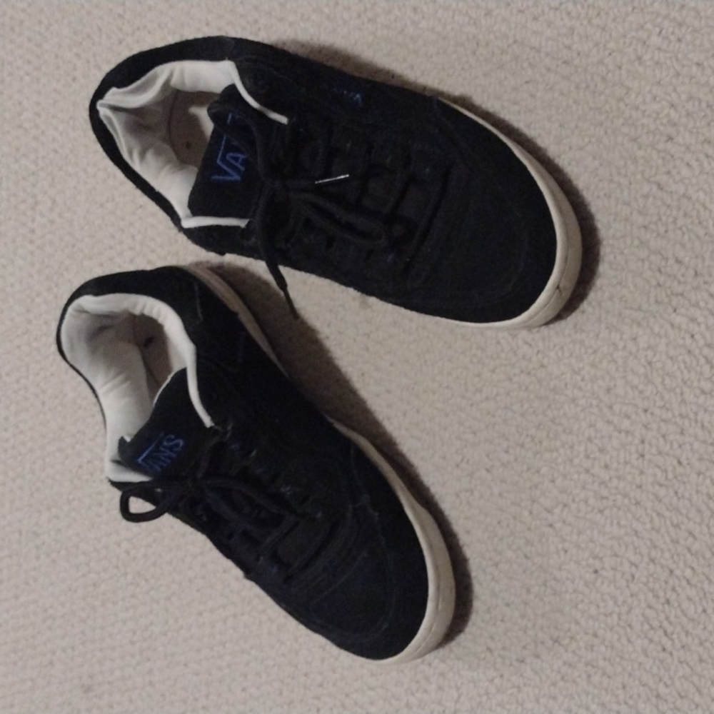 Tennis shoes